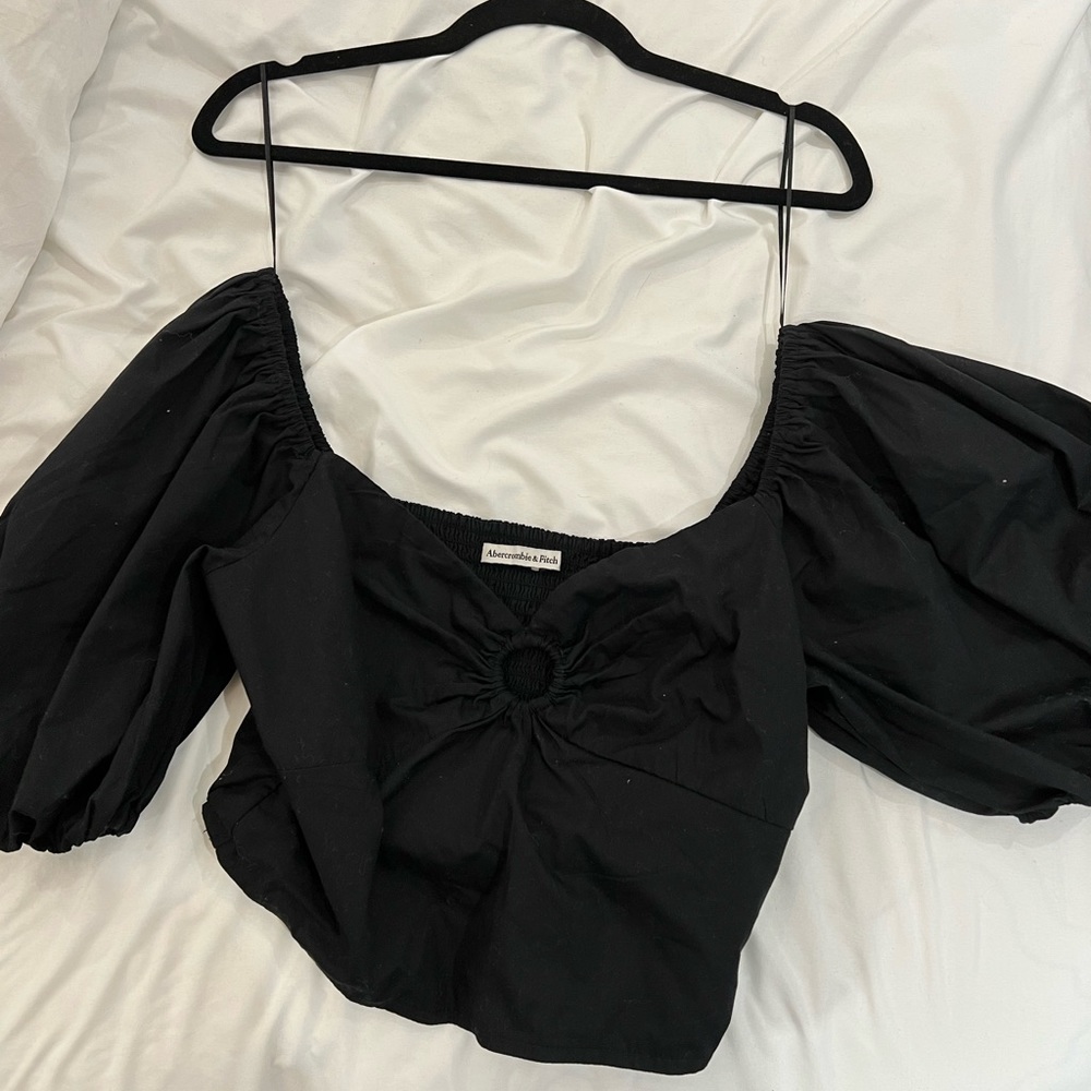 Abercrombie Cropped keyhole shirt